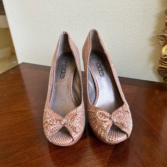 Moda tan snake skin pattern peep toe small platform heels with bow details - Picture 2 of 8